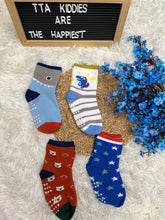 Load image into Gallery viewer, Unisex cotton socks for children - 4 pairs for $7
