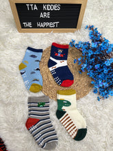 Load image into Gallery viewer, Unisex cotton socks for children - 4 pairs for $7
